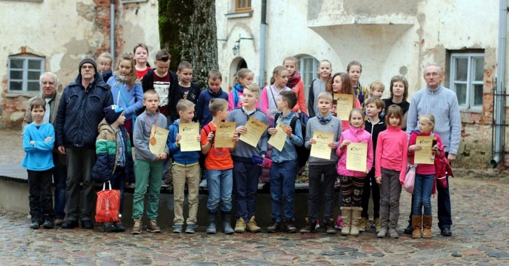 Vidusskolas atklātā šaha čempionāta dalībnieki un tiesneši